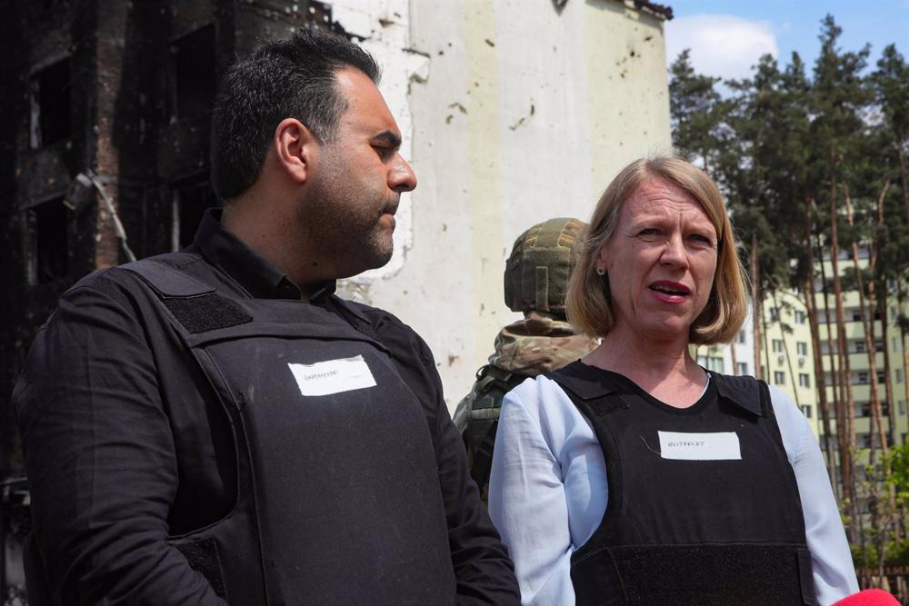 Archivo - El presidente del Parlamento de Noruega, Masud Gharahkhani, y la ministra noruega de Asuntos Exteriores, Anniken Huitfeldt, en su visita a Irpin, Kiev. Archivo