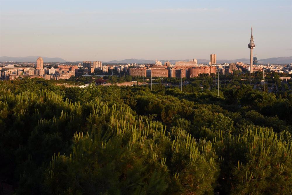 Archivo - Vistas de Torrespaña, conocida como 'El Pirulí', desde el mirador inferior del Parque de la Cuña Verde de Latina, en Madrid (España). Archivo