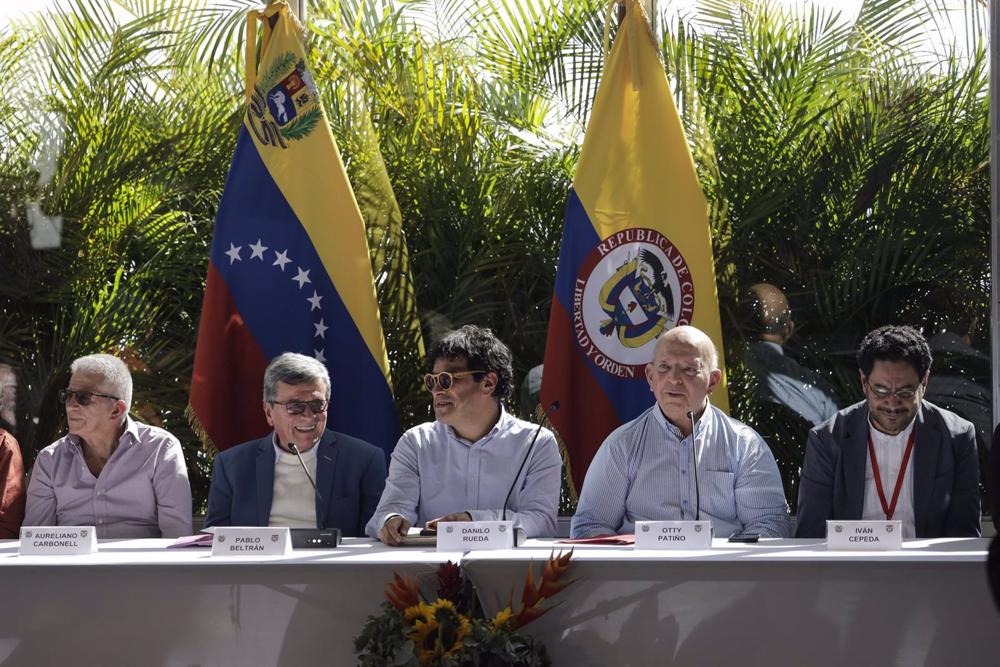 Archivo - Representantes de la guerrilla del Ejército de Liberación Nacional (ELN) y del Gobierno de Colombia. Archivo