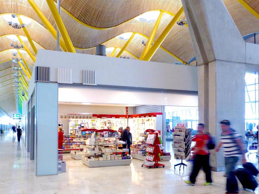 Archivo - Tiendas en la terminal T4 de Barajas Archivo