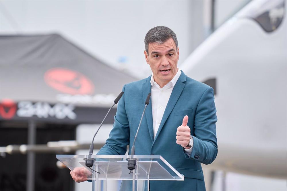 El presidente del Gobierno, Pedro Sánchez, interviene durante su visita a las instalaciones de la empresa Skydweller, en el aeropuerto de Albacete, a 3 de abril de 2023, en Albacete, Castilla-La Mancha (España). Skydweller es una aeronave propulsada por e El