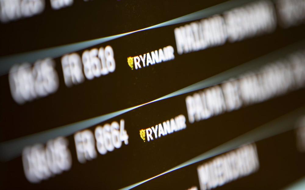 Archivo - 30 January 2023, North Rhine-Westphalia, Cologne: A view of a display board at Cologne Bonn Airport showing the departure times of the airline Ryanair. Ryanair announces the figures for the past 3rd quarter on 30 January 2023. Photo: Thomas Bann Archivo