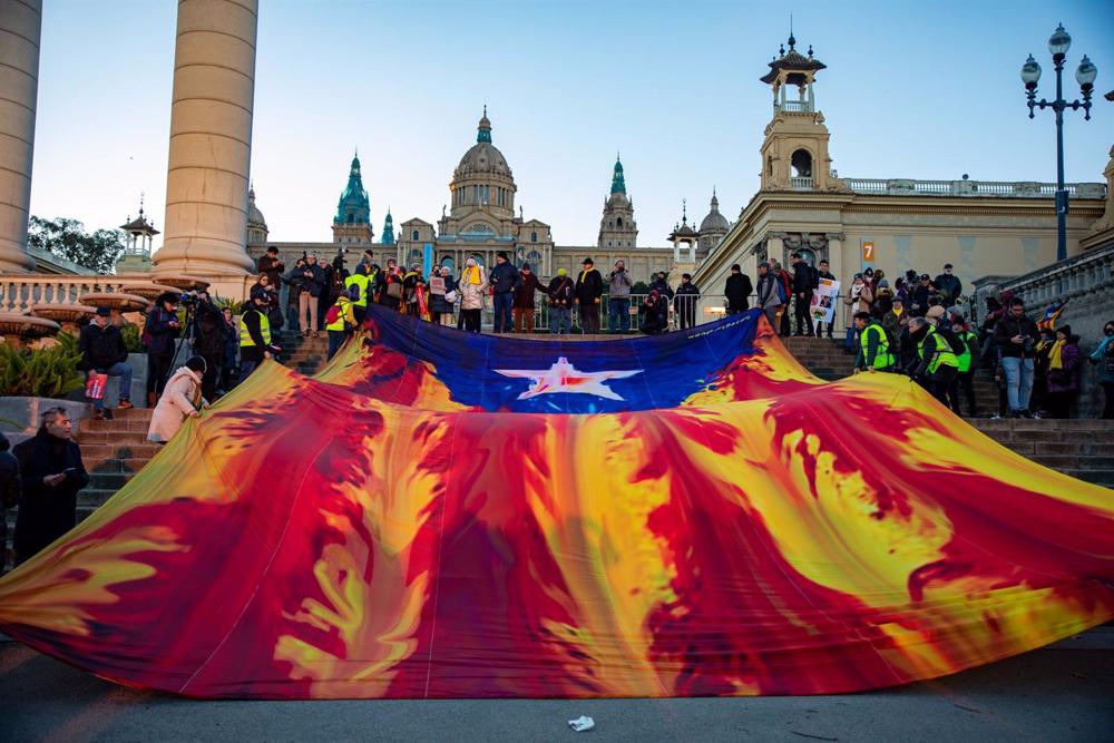 Archivo - Una bandera de la estelada gigante durante la manifestación ‘Aquí no s'ha acabat res' contra la Cumbre Hispano-Francesa, a 19 de enero de 2023, en Barcelona, Catalunya (España). El independentismo catalán se manifiesta en una protesta unitaria e Archivo