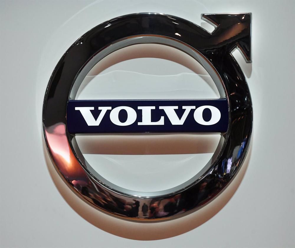 Archivo - FILED - 07 March 2018, Switzerland, Geneva: A Volvo logo taken at the Geneva Motor Show on the second day of press. The Volvo Cars Group achieved an operating profit of $1.1 billion in the fourth quarter of last year. Photo: Uli Deck/dpa Archivo