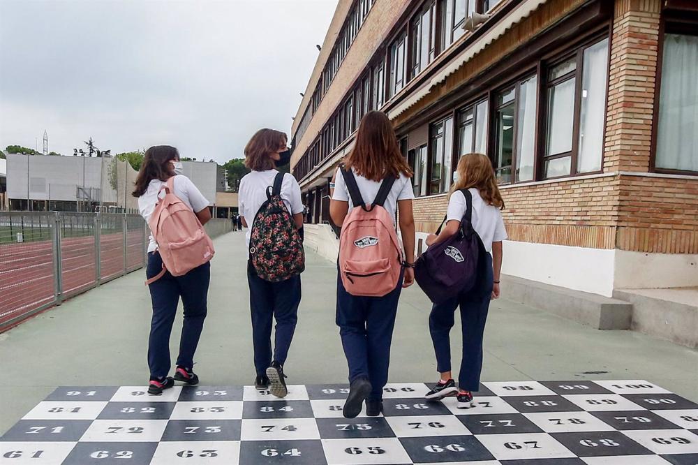 Archivo - Cuatro niñas adolescentes se dirigen a la entrada del colegio Virgen de Europa durante el primer día de clase del curso 2021-22, a 6 de septiembre de 2021, en Boadilla del Monte, Madrid (España). Archivo