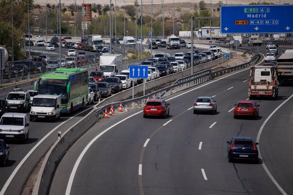 Atasco en la autovía A-3 a la altura de Rivas, en Madrid Atasco