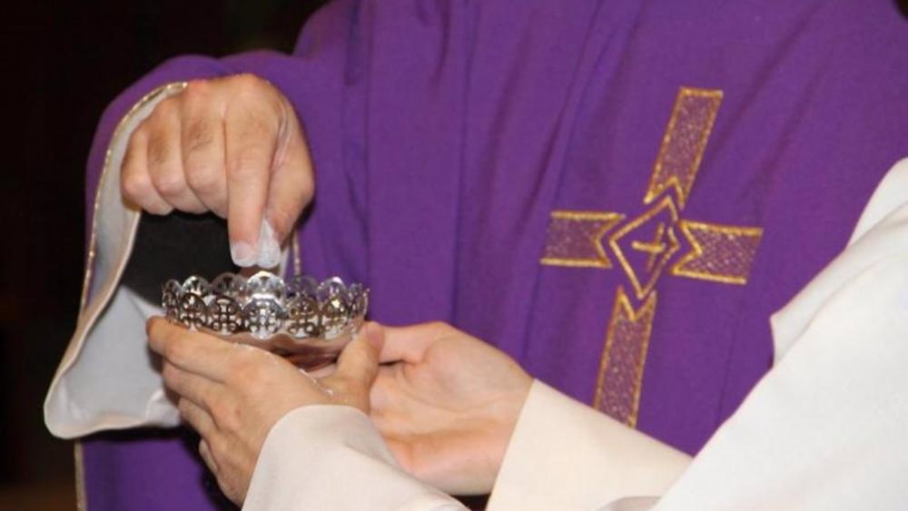 Archivo - Un sacerdote se dispone a imponer la ceniza a los fieles. Archivo