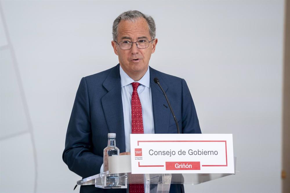 El vicepresidente, consejero de Educación y Universidades, Enrique Ossorio, comparece en rueda de prensa tras la reunión extraordinaria del Consejo de Gobierno, en el Centro de Recursos Juveniles de Griñón, a 22 de marzo de 2023, en Griñón (Madrid). Ayuso El