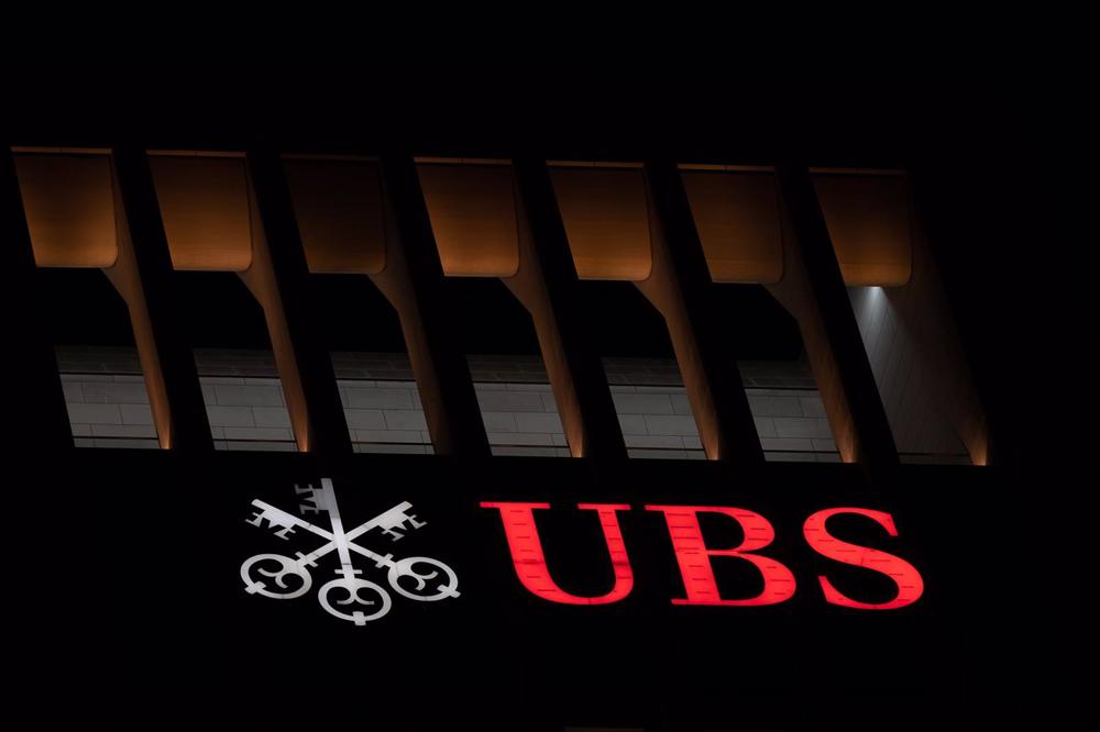Archivo - Logo de UBS en la fachada de un edificio en Frankfurt. Archivo