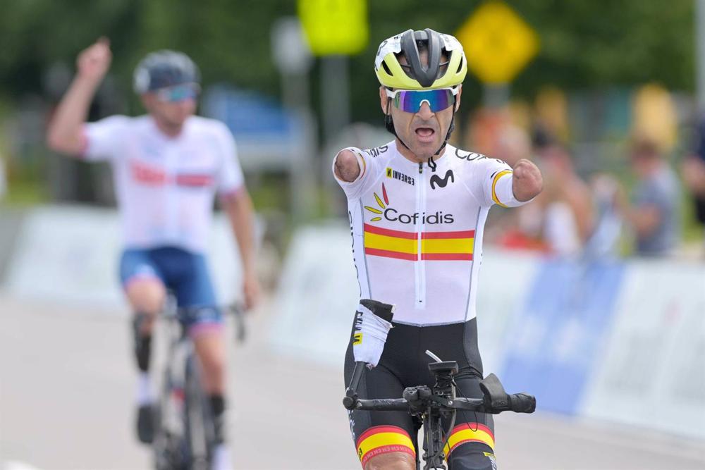 El ciclista paralímpico Ricardo Ten celebra una victoria. El