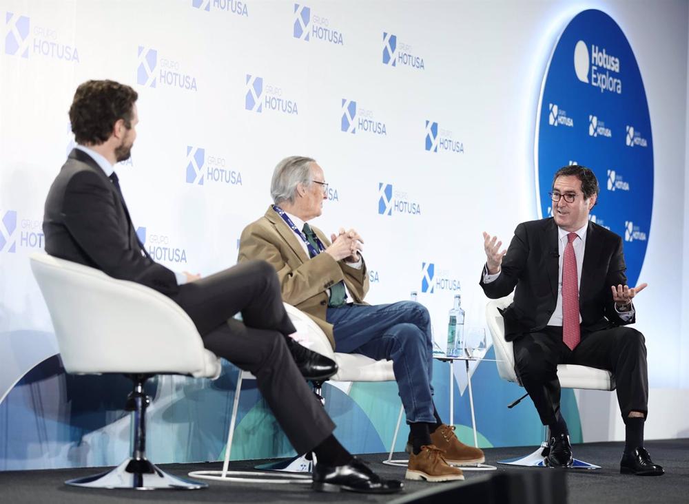 Archivo - (I-D) El presidente del PP, Pablo Casado; el exministro de Asuntos Exteriores en el Gobierno de José María Aznar, Josep Piqué y el presidente de la CEOE, Antonio Garamendi, en la inauguración oficial de la VIII edición del Foro de Innovación Tur Archivo
