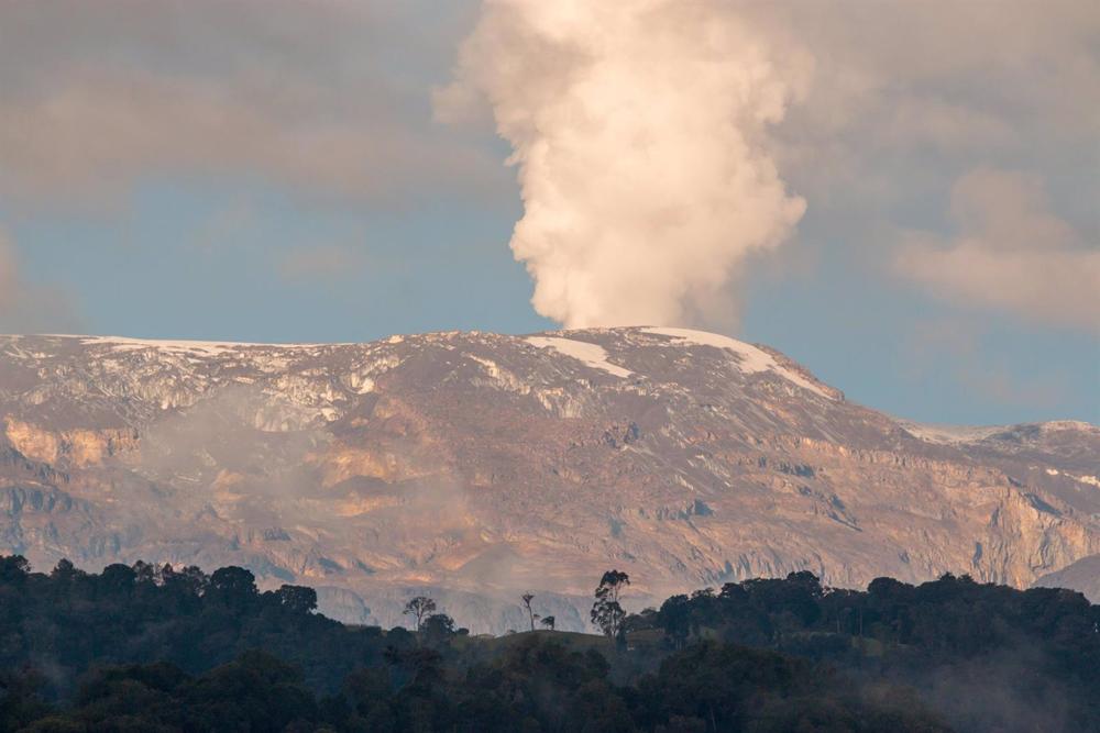 Archivo - El volcán Nevado del Ruiz en Tolima, Colombia, durante una pequeña erupción en 2017 Archivo