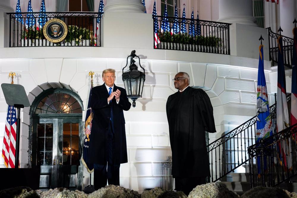 Archivo - Donald Trump y el juez del Tribunal Supremo Clarence Thomas Archivo