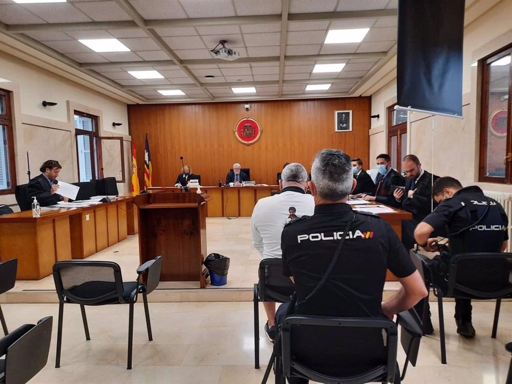 Archivo - El acusado de intentar matar a su exmujer a martillazos en Campos, sentado para el juicio en la Audiencia Provincial. Archivo