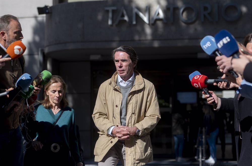 El expresidente del Gobierno de España José María Aznar, sale de la capilla ardiente del exministro Josep Piqué, en el Tanatorio M-30, a 7 de abril de 2023, en Madrid (España). El