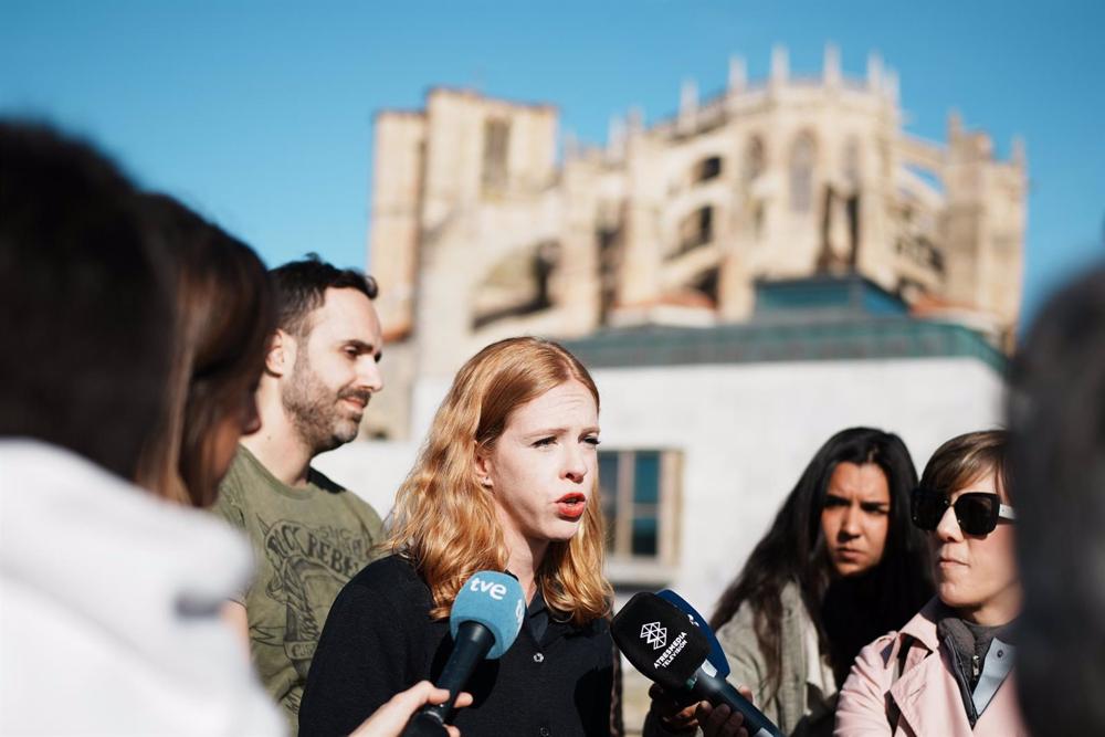 La secretaria Organización de Podemos y secretaria de Estado de Agenda 2030, Lilith Verstrynge, atiende a los pedios en la Pasión Viviente de Castro Urdiales. La