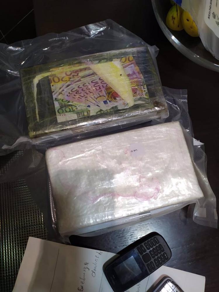 Cocaína, dinero y hachís incautado por la Guardia Civil Cocaína,