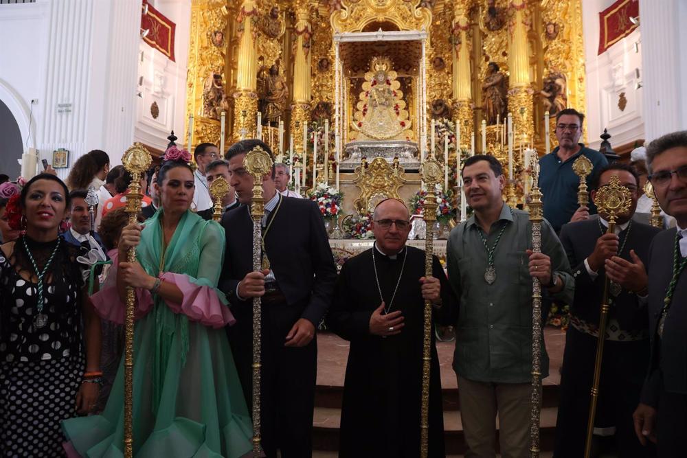 Archivo - El presidente de la Junta, Juanma Moreno, visita la ermita de la Virgen del Rocío junto a la Hermandad Matriz de Almonte, en una imagen de archivo Archivo