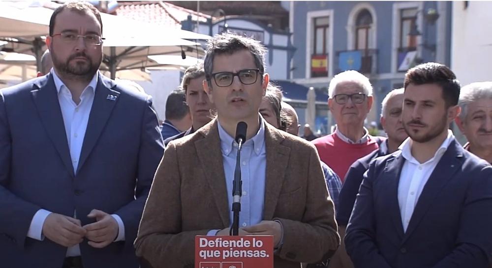 El ministro de la Presidencia, Félix Bolaños, en un acto político del PSOE en Cudillero junto al presidente de Asturias, Adrián Barbón. El