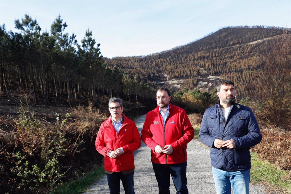 El presidente del Principado, Adrián Barbón, en Valdés, donde hoy ha visitado con el ministro de la Presidencia del Gobierno de España, Felix Bolaños, las zonas afectadas por los incendios en el concejo. El