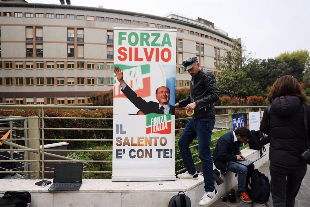 Cartel de ánimo para el ex primer ministro italiano Silvio Berlusconi, hospitalizado en Milán Cartel
