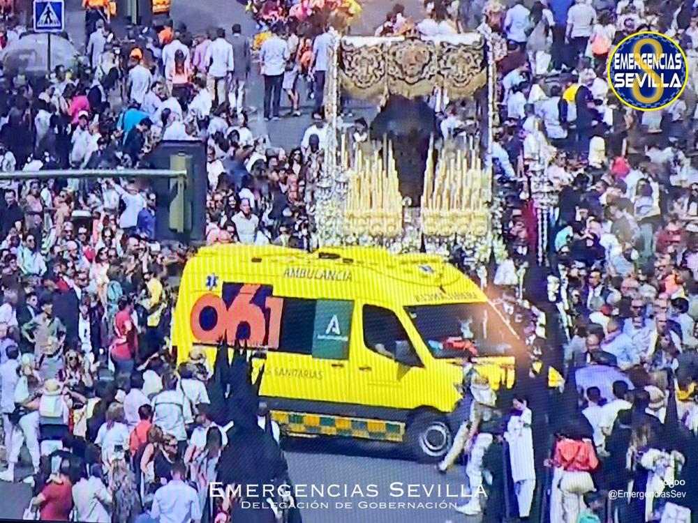 Asistencia sanitaria en el recorrido de la hermandad de La Trinidad Asistencia