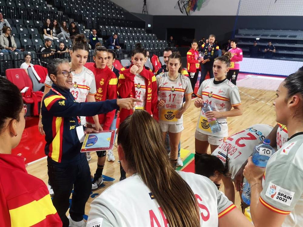 Archivo - José Ignacio Prades da instrucciones a las jugadoras de la selección española de balonmano Archivo