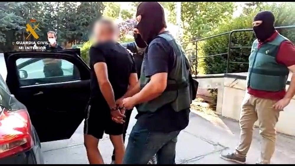 Archivo - Agentes de la Guardia Civil con el jefe del clan de Los Castañas detenido Archivo