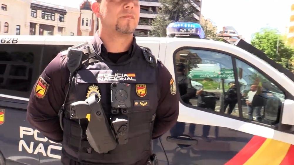 Archivo - Un agente de la Policía Nacional posa con una pistola eléctrica Archivo