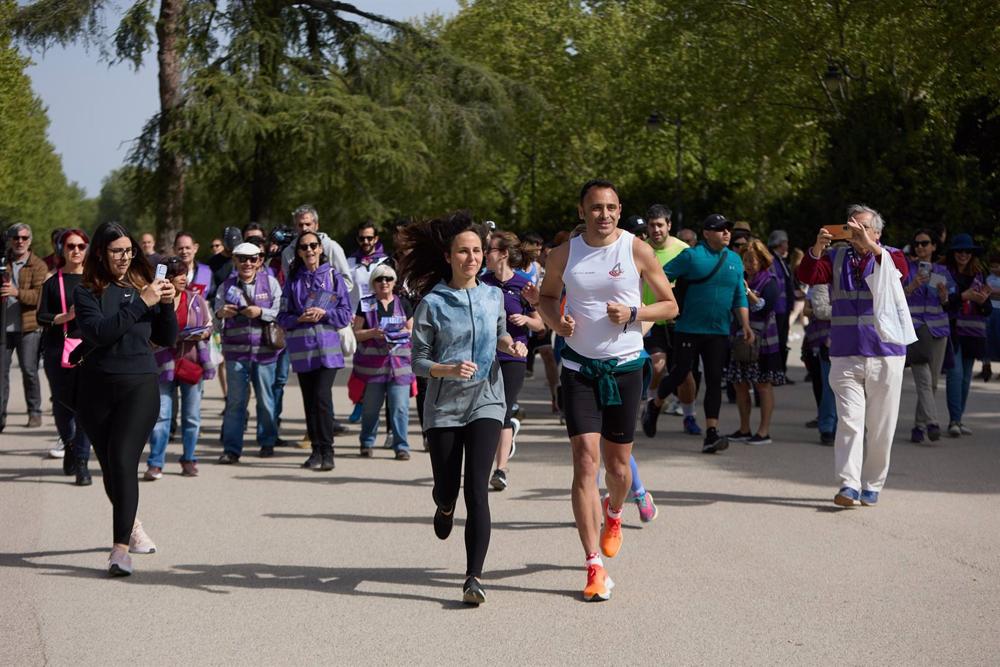 La secretaria general de Podemos y ministra de Derechos Sociales y Agenda 2030, Ione Belarra, y el candidato de Podemos a la Alcaldía de Madrid, Roberto Sotomayor, participan e una carrera popular, en el Parque de El Retiro La