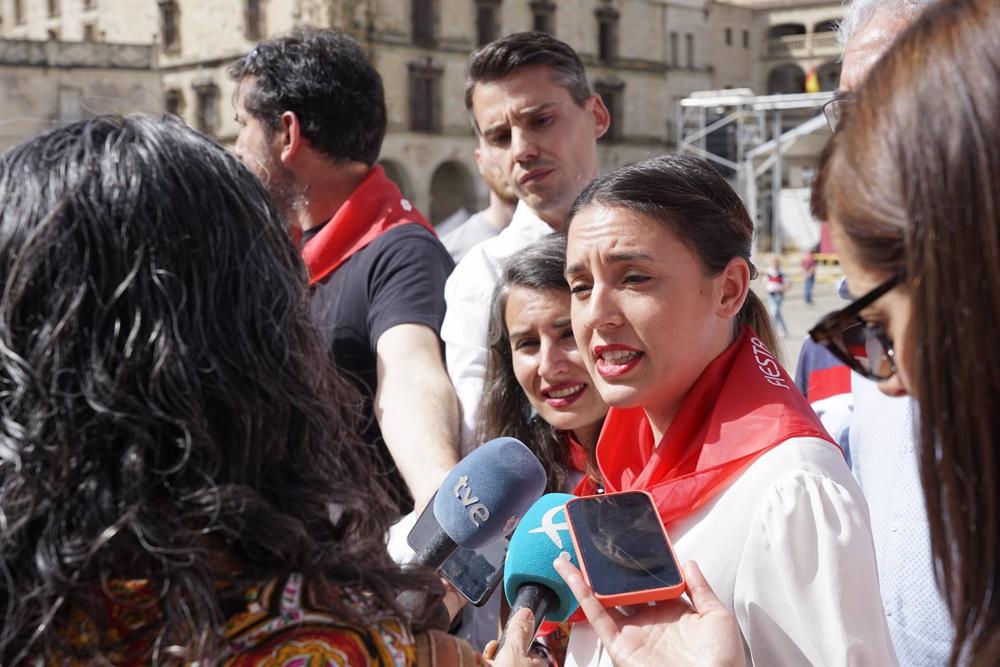 La secretaria de Acción de Gobierno de Podemos y ministra de Igualdad, Irene Montero, con pañuelo rojo, realiza declaraciones a los medios durante su visita a la Fiesta Chíviri, a 9 de abril de 2023, en Trujillo, Cáceres, Extremadura, (España). La