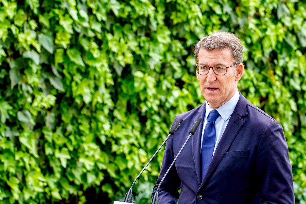 Isabel Díaz Ayuso saluda a Alberto Núñez Feijóo, presidente del PP Isabel