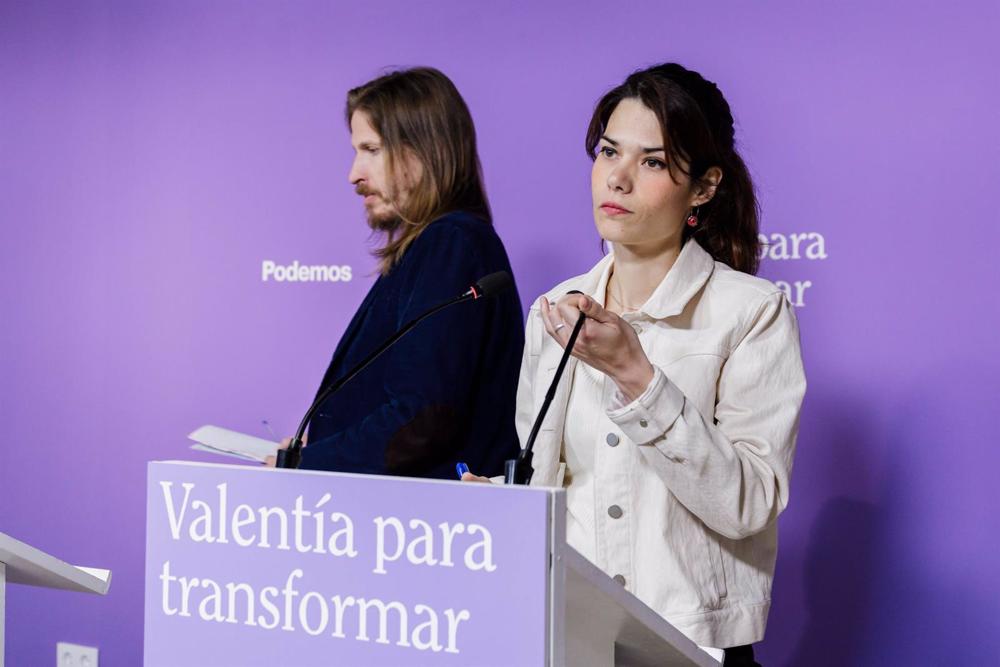 La coportavoz de Podemos, Isabel Serra y el portavoz de Podemos, Pablo Fernández, durante una rueda de prensa en la sede del partido, a 10 de abril de 2023, en Madrid (España). Los portavoces han abordado cuestiones sobre la actualidad política. La