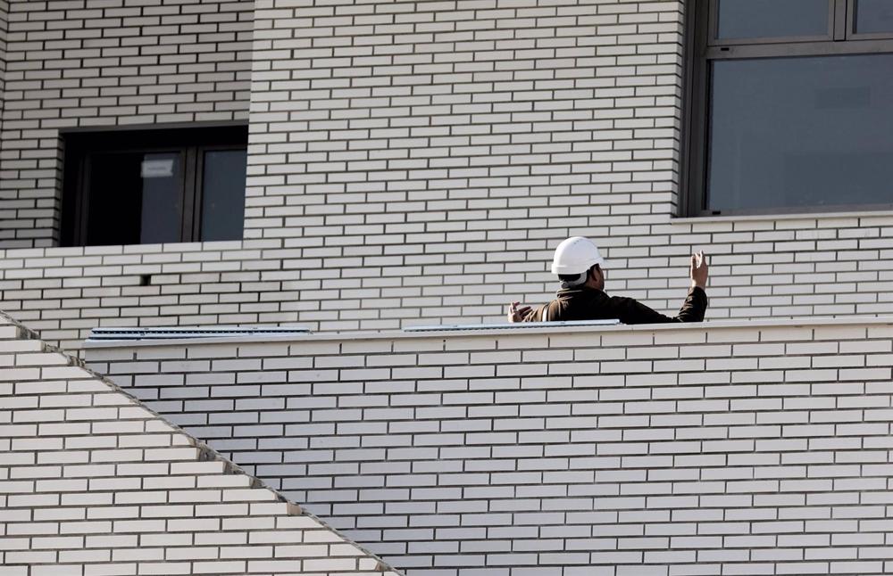 Archivo - Un trabajador del sector de la construcción Archivo