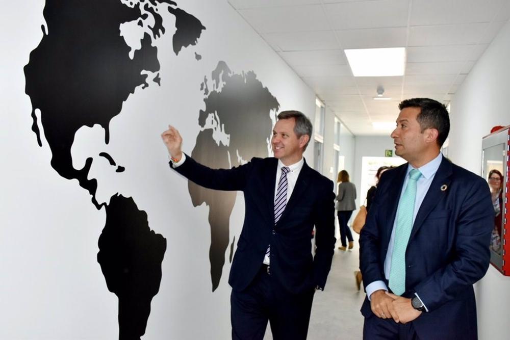 El ministro de Sanidad, José Manuel Miñones, realiza una visita institucional a las instalaciones de la Fundación CSAI. En Madrid (España), a 10 de abril de 2023. El