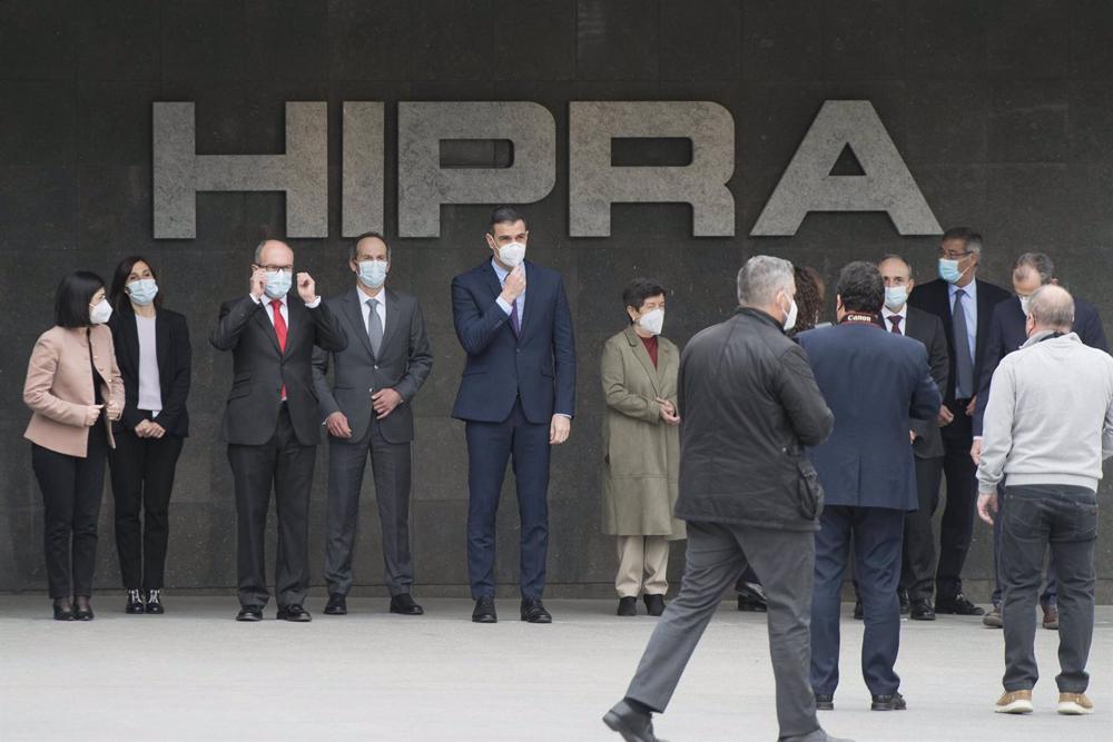 Archivo - El presidente del Gobierno, Pedro Sánchez (5i), posa en una fotografía de familia en las instalaciones de la farmacéutica Hipra, a 16 de abril de 2021, en Amer, Girona, Catalunya (España). Archivo