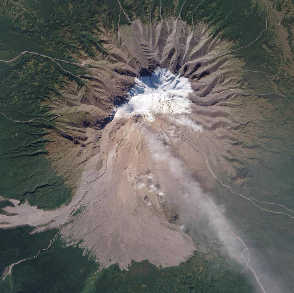 Archivo - El volcán Shiveluch, situado en la península de Kamchatka, en el este de Rusia Archivo