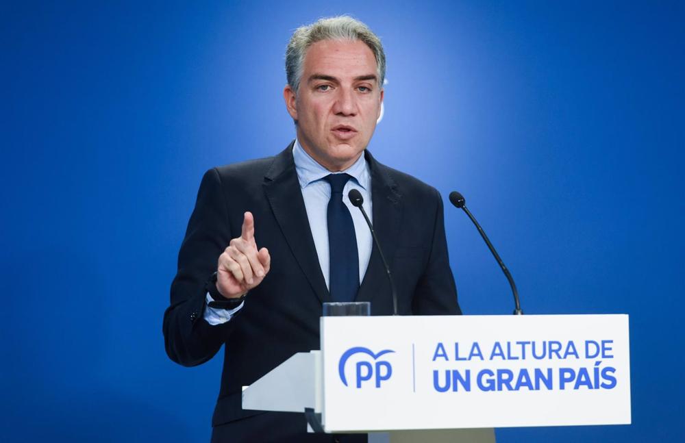 Archivo - El coordinador general del PP, Elías Bendodo, comparece tras la reunión del Comité de Dirección del Partido Popular, en la sede de Génova, a 5 de diciembre de 2022, en Madrid (España). Archivo