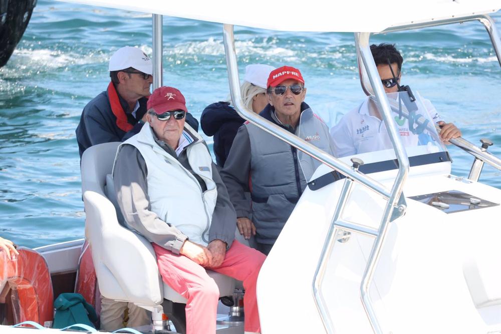Archivo - El Rey Juan Carlos y Pedro Campos en una embarcación auxiliar durante la 3ª Regata del IV Circuito Copa de España 2022 clase 6m de vela, a 20 de mayo de 2022, en Sanxenxo, Pontevedra, Galicia (España). Archivo