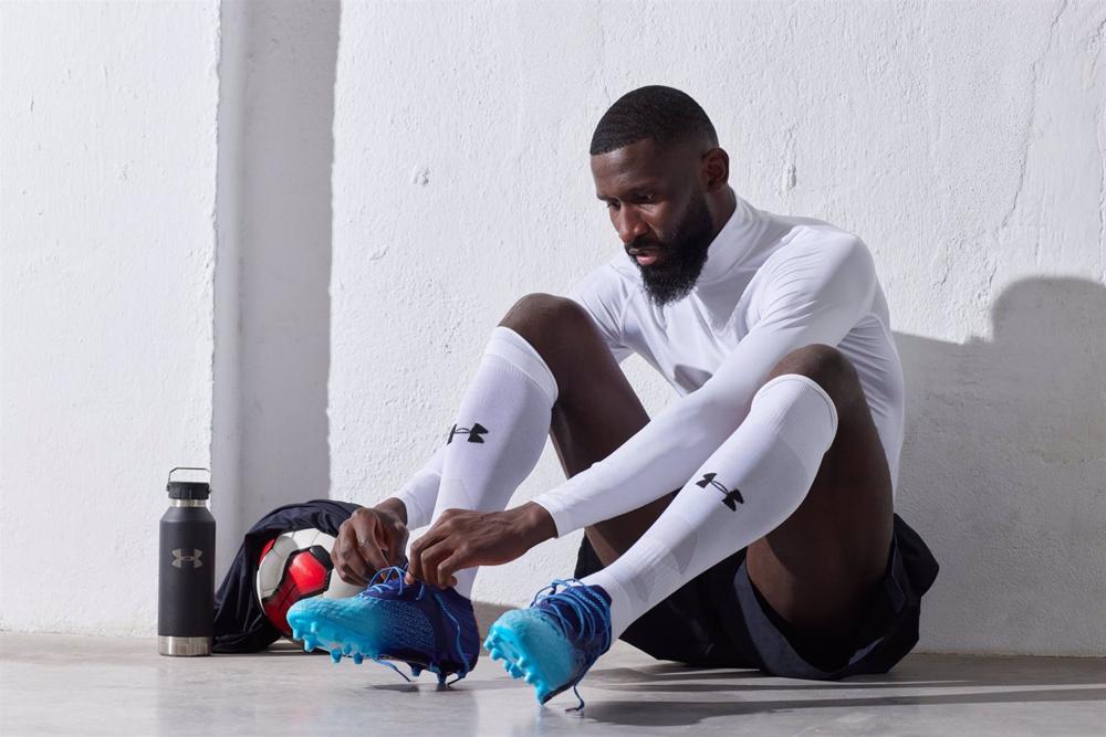 El defensa internacional alemán Antonio Rüdiger es el nuevo 'fichaje' de la multinacional de material deportivo Under Armour. El