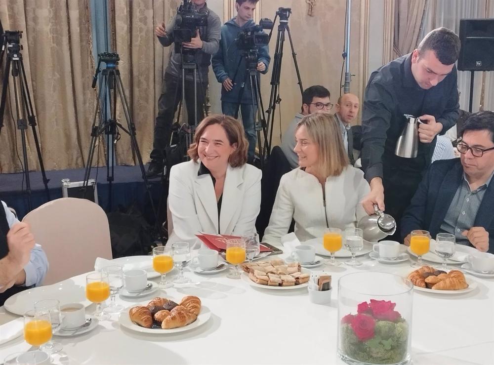 La alcaldesa de Barcelona, Ada Colau, junto a la líder de los comuns en el Parlament, Jessica Albiach. La