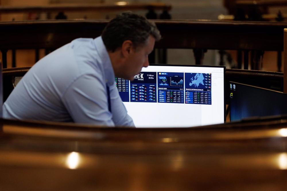 Un hombre en el Palacio de la Bolsa de Madrid, a 11 de abril de 2023, en Madrid (España). El Ibex 35 ha iniciado la sesión de hoy con una subida del 0,51%, hasta los 9.359 puntos, tras el parón de Semana Santa, en una jornada en la que los inversores esta Un