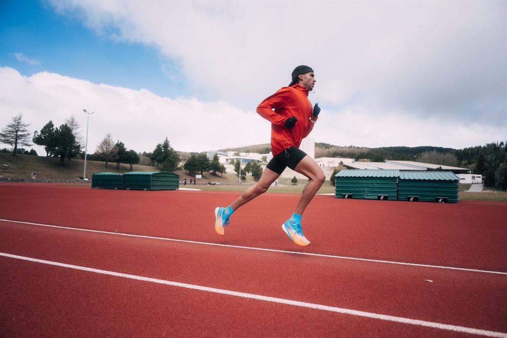 El atleta de ASICS Mo Katir en el Chojo Camp Europa, el centro de entrenamiento en altitud de la multinacional japonesa de material deportivo en Font-Romeu (Francia). El