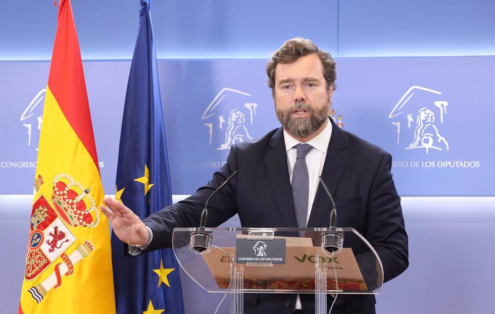 El portavoz de VOX en el Congreso de los Diputados, Iván Espinosa de los Monteros, interviene durante una rueda de prensa anterior a la reunión de la Junta de Portavoces, en el Congreso de los Diputados, a 28 de marzo de 2023, en Madrid (España). El
