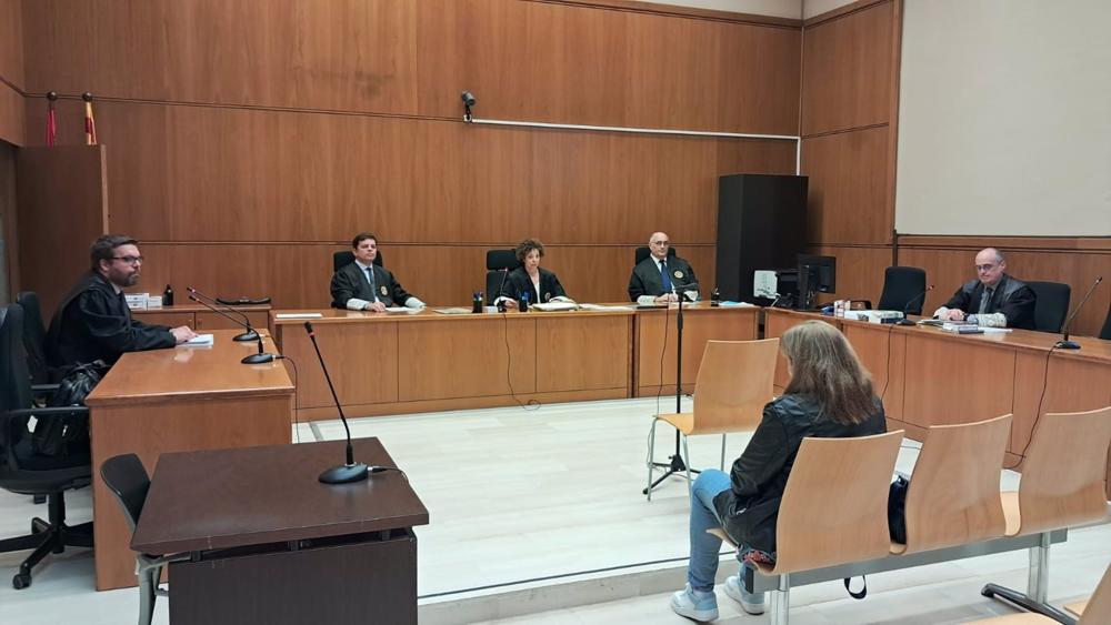Una mujer acepta una condena de la Audiencia de Barcelona por un delito de odio al difundir 'fake news' sobre menores migrantes. El martes 11 de abril de 2023. Una