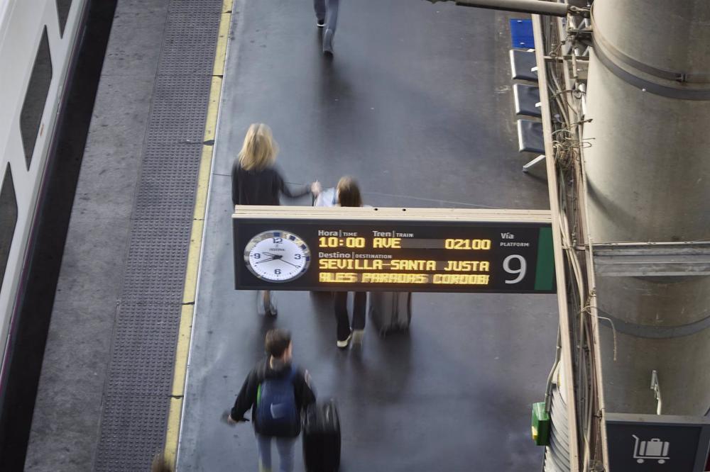 Varias personas en un andén del tren de cercanías en la estación de Almudena Grandes-Atocha Cercanías Varias