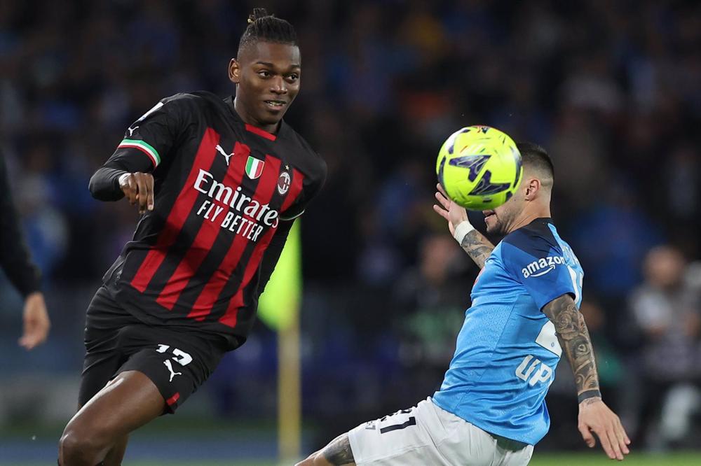 Rafael Leao y Matteo Politano en un Nápoles-AC Milan de Serie A Rafael