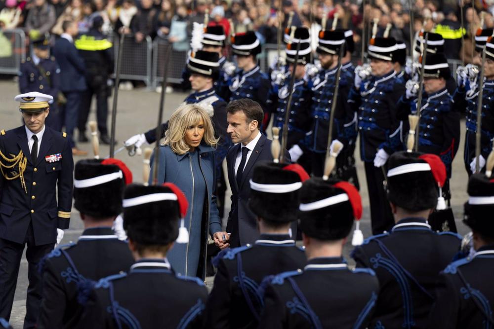 El presidente francés, Emmanuel Macron, y su esposa en Países Bajos El