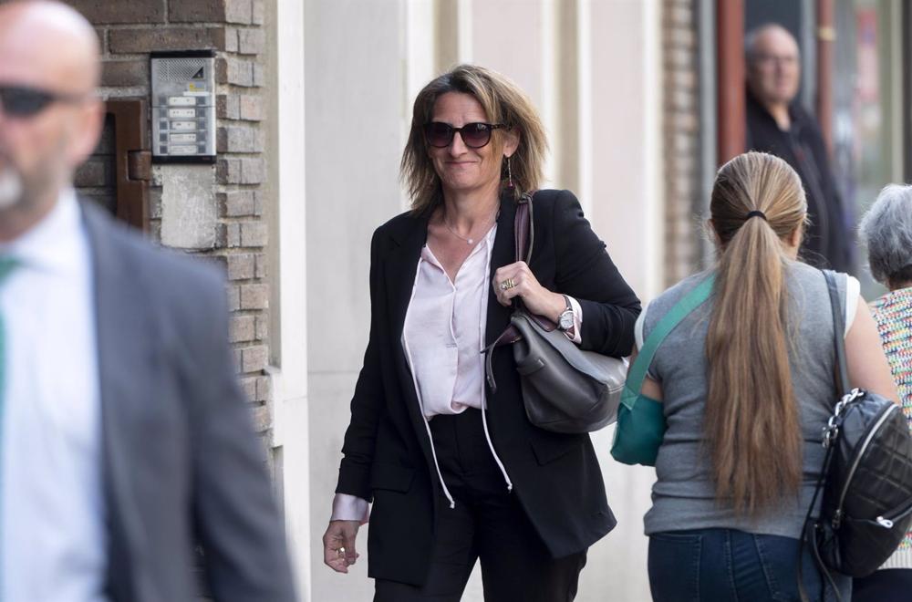 La vicepresidenta tercera y ministra para la Transición Ecológica y el Reto Demográfico, Teresa Ribera, a su llegada a la reunión de la Ejecutiva Federal del PSOE, en la sede de Ferraz, a 10 de abril de 2023, en Madrid (España). Tras el parón de Semana S La