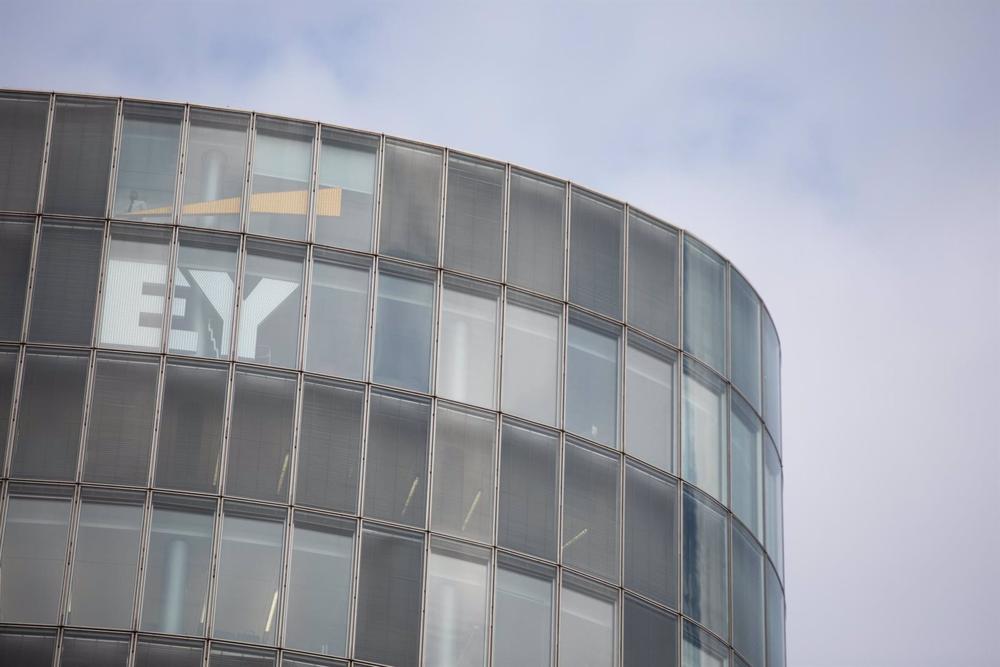 Archivo - FILED - 19 October 2018, Düsseldorf: Logo of the auditing company Ernst & Young (EY) can be seen in an office building. The world's biggest carmakers have so far failed to achieve the same amount of profits as they did last year, although the th Archivo